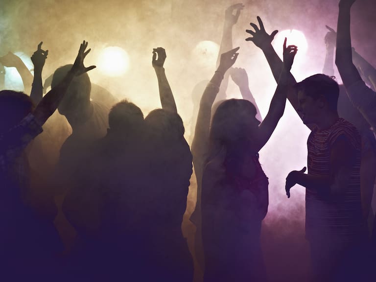 «Irresponsables»: Fiesta ilegal de techno en Londres generó indignación en redes sociales