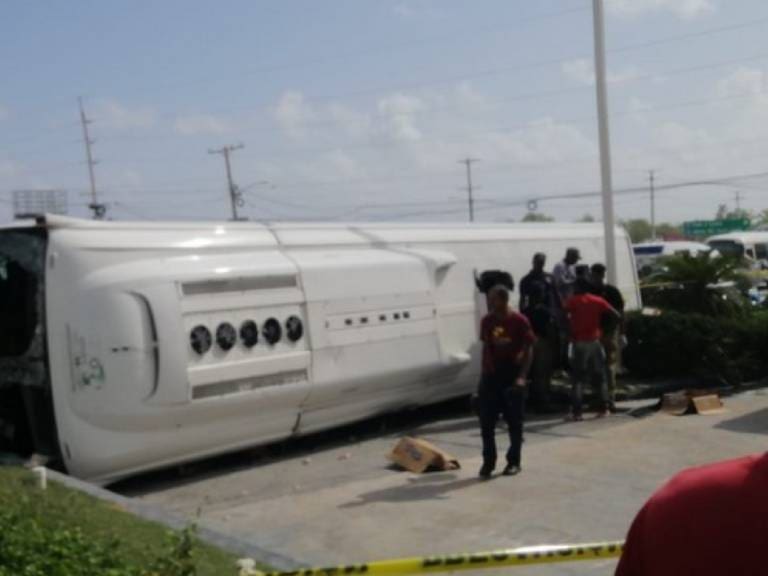 Dos personas fallecidas tras accidente de bus en Punta Cana: hay 15 chilenos involucrados