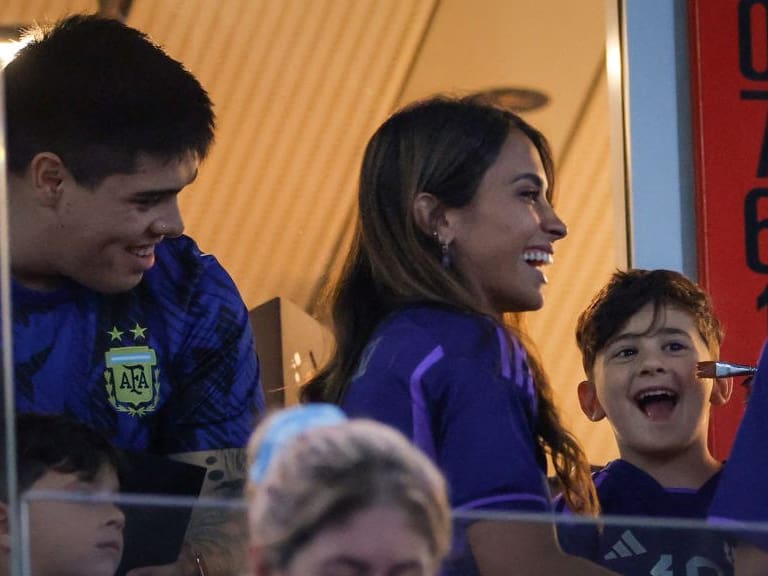 El clásico de los Messi: Thiago y Mateo se pelean por stickers de su padre en pleno partido de Argentina