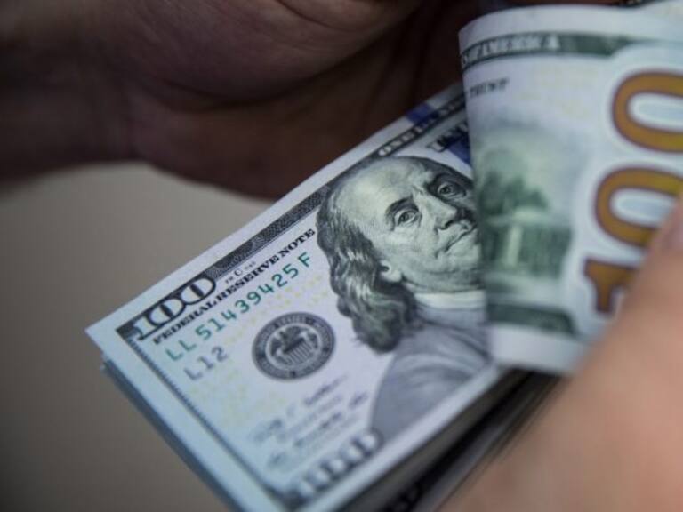 Dólar en Chile: divisa revierte alza inicial y cierra en la frontera de $870