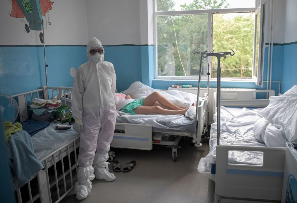 Médico visita un paciente del Covid-19 en un hospital de Timisoara