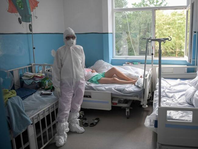 Médico visita un paciente del Covid-19 en un hospital de Timisoara