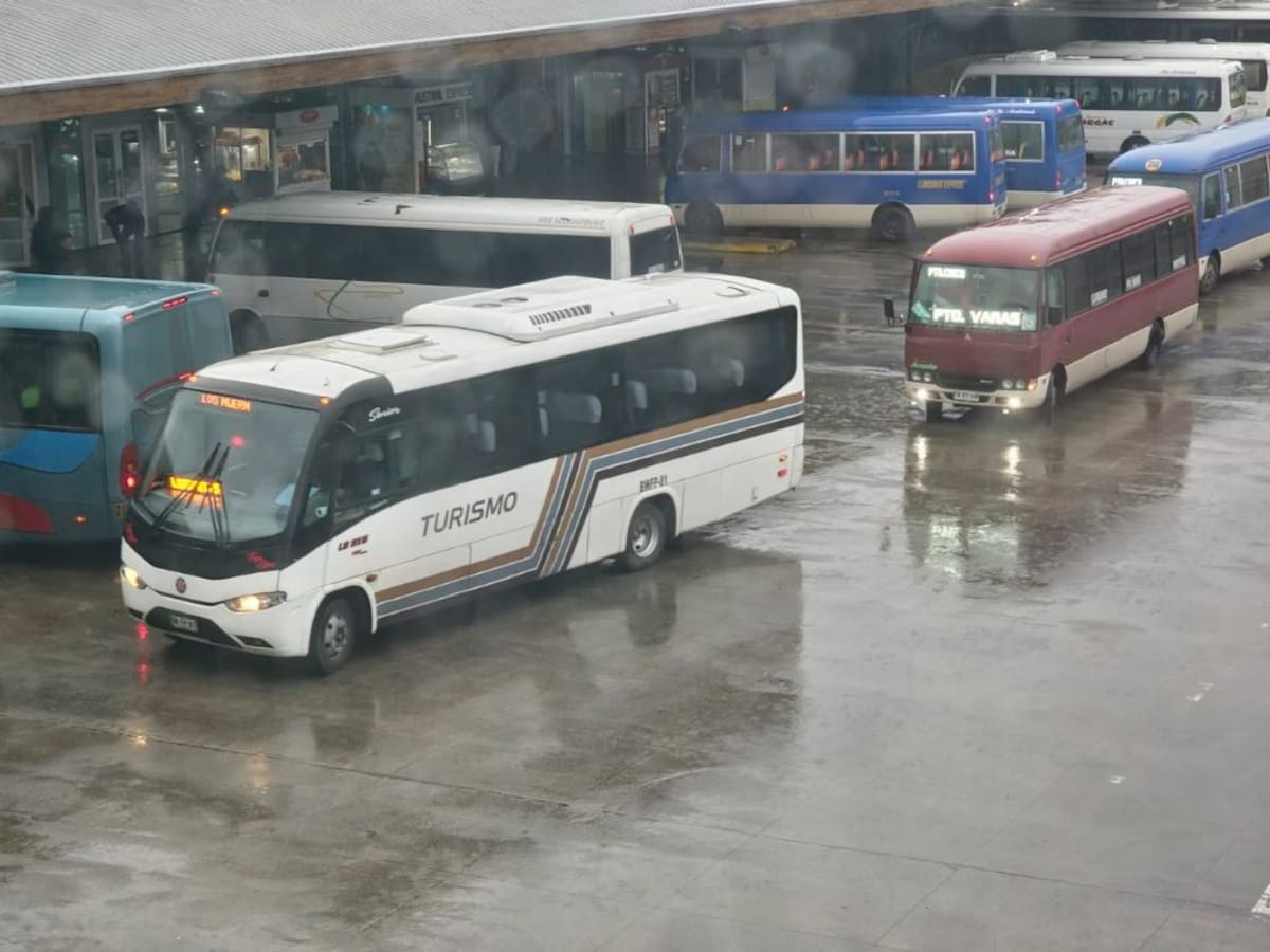 El drama del transporte interurbano en Puerto Montt por alza de bencinas: disminuye oferta de buses