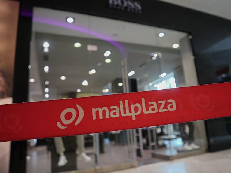 Captan violenta pelea entre influencers fuera del Mall Plaza Oeste