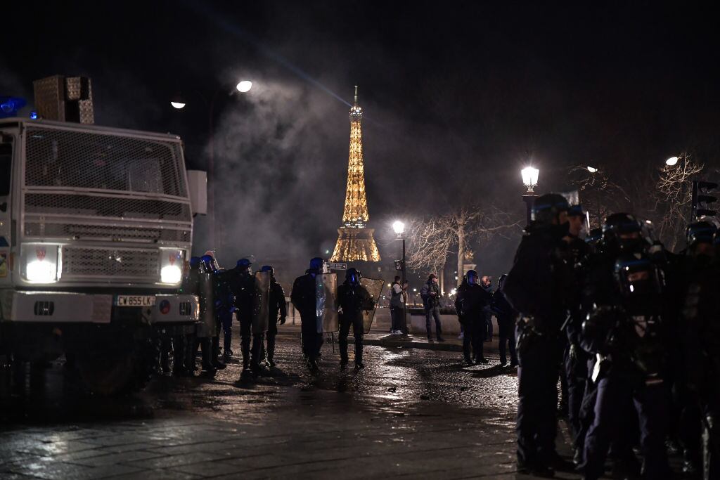 Los policías de Francia intentan frenar las protestas en París