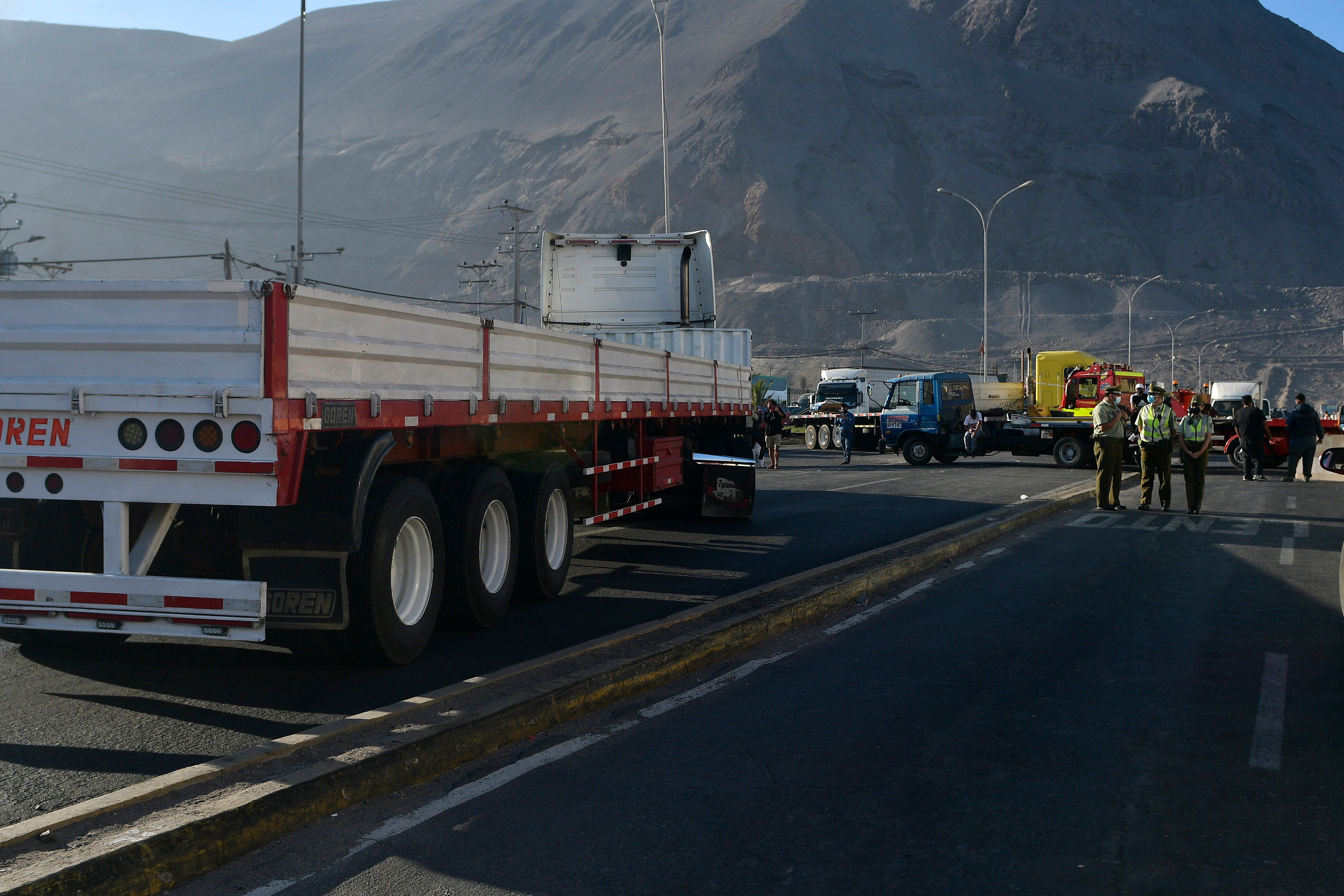 101de Febrero de 2022 / IQUIQUECamioneros bloquean Ruta de acceso e ingreso a la ciudad por el sector costero, que conduce al aeropuerto, sumándose así a la protesta organizada por dicho sector ante el homicidio de un camionero en Antofagasta.
FOTO: CRISTIAN VIVERO BOORNES/AGENCIAUNO