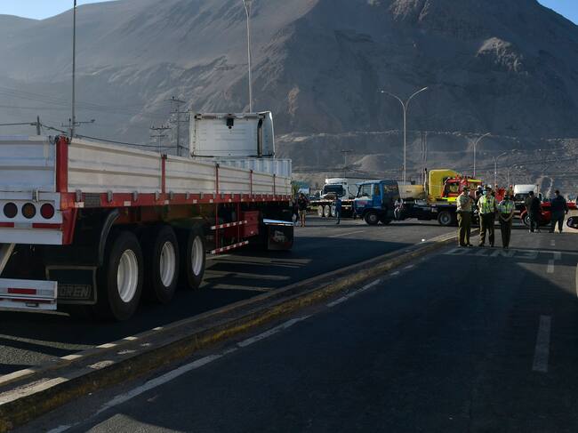 101de Febrero de 2022 / IQUIQUECamioneros bloquean Ruta de acceso e ingreso a la ciudad por el sector costero, que conduce al aeropuerto, sumándose así a la protesta organizada por dicho sector ante el homicidio de un camionero en Antofagasta.
FOTO: CRISTIAN VIVERO BOORNES/AGENCIAUNO