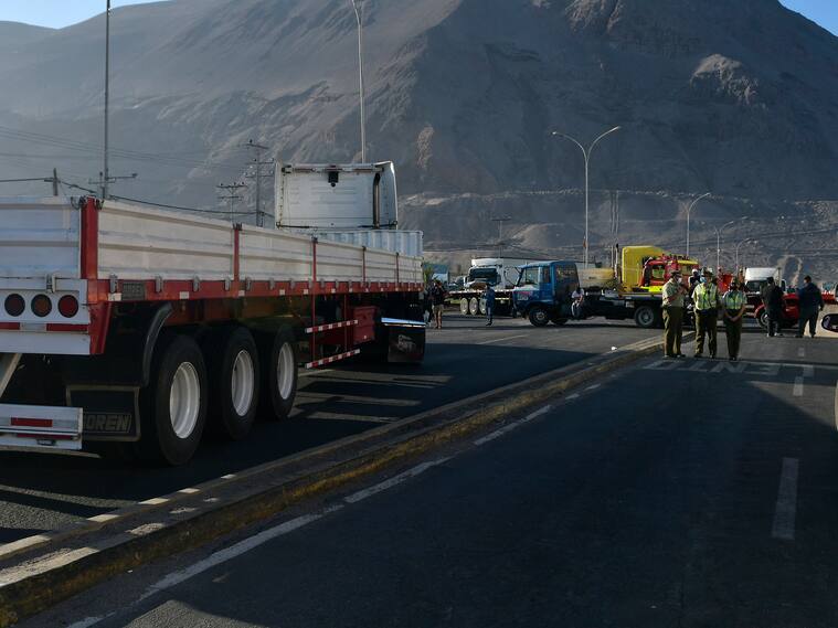 101de Febrero de 2022 / IQUIQUECamioneros bloquean Ruta de acceso e ingreso a la ciudad por el sector costero, que conduce al aeropuerto, sumándose así a la protesta organizada por dicho sector ante el homicidio de un camionero en Antofagasta.
FOTO: CRISTIAN VIVERO BOORNES/AGENCIAUNO