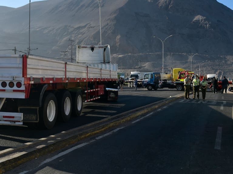 101de Febrero de 2022 / IQUIQUECamioneros bloquean Ruta de acceso e ingreso a la ciudad por el sector costero, que conduce al aeropuerto, sumándose así a la protesta organizada por dicho sector ante el homicidio de un camionero en Antofagasta.
FOTO: CRISTIAN VIVERO BOORNES/AGENCIAUNO