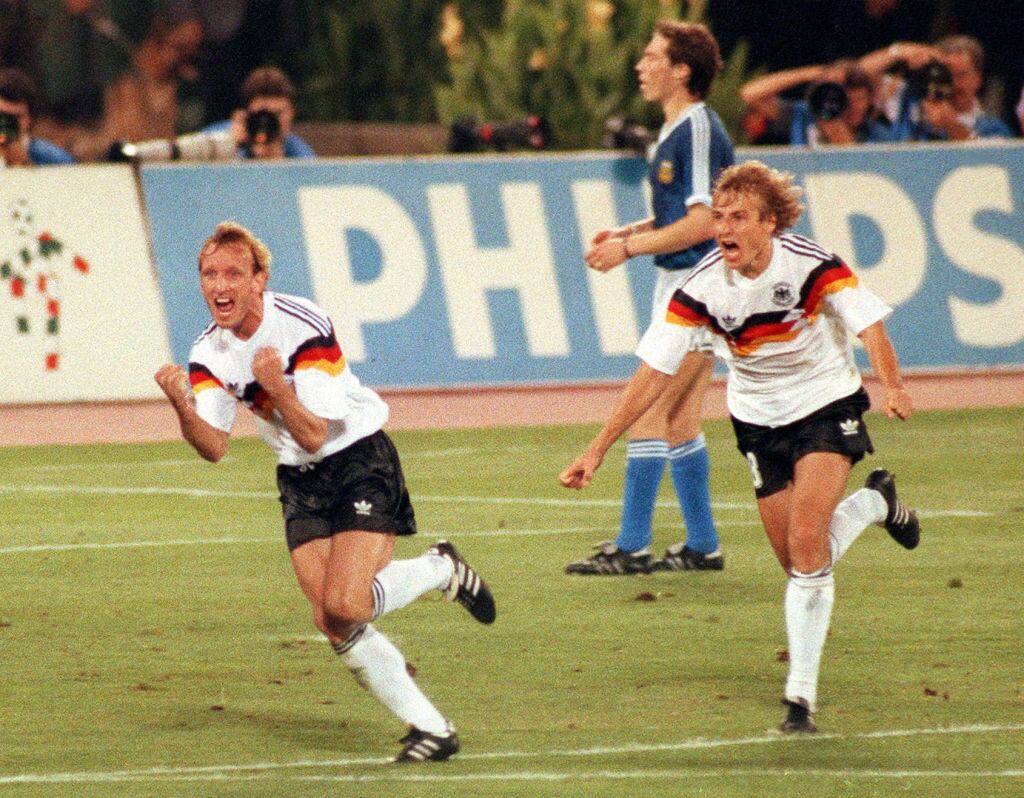 El fallecido Andreas Brehme corre con Jürgen Klinsmann en el Estadio Olímpico de Roma tras anotar el gol a Argentina para que Alemania fuera campeón en 1990.