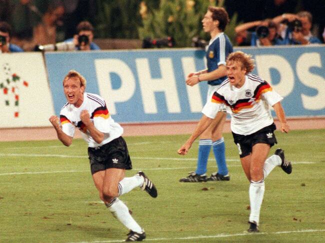 El fallecido Andreas Brehme corre con Jürgen Klinsmann en el Estadio Olímpico de Roma tras anotar el gol a Argentina para que Alemania fuera campeón en 1990.