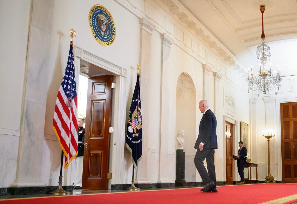 El mandatario estadounidense Joe Biden al interior de la Casa Blanca en Washington.