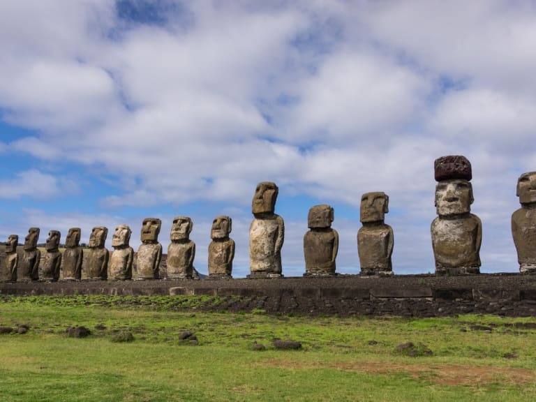 Rapa Nui: hallan un nuevo moai que estaba al fondo de un lago seco