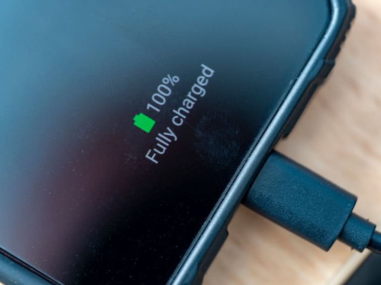 Qué significa que una persona esté obsesionada con tener el celular siempre cargado, según la psicología