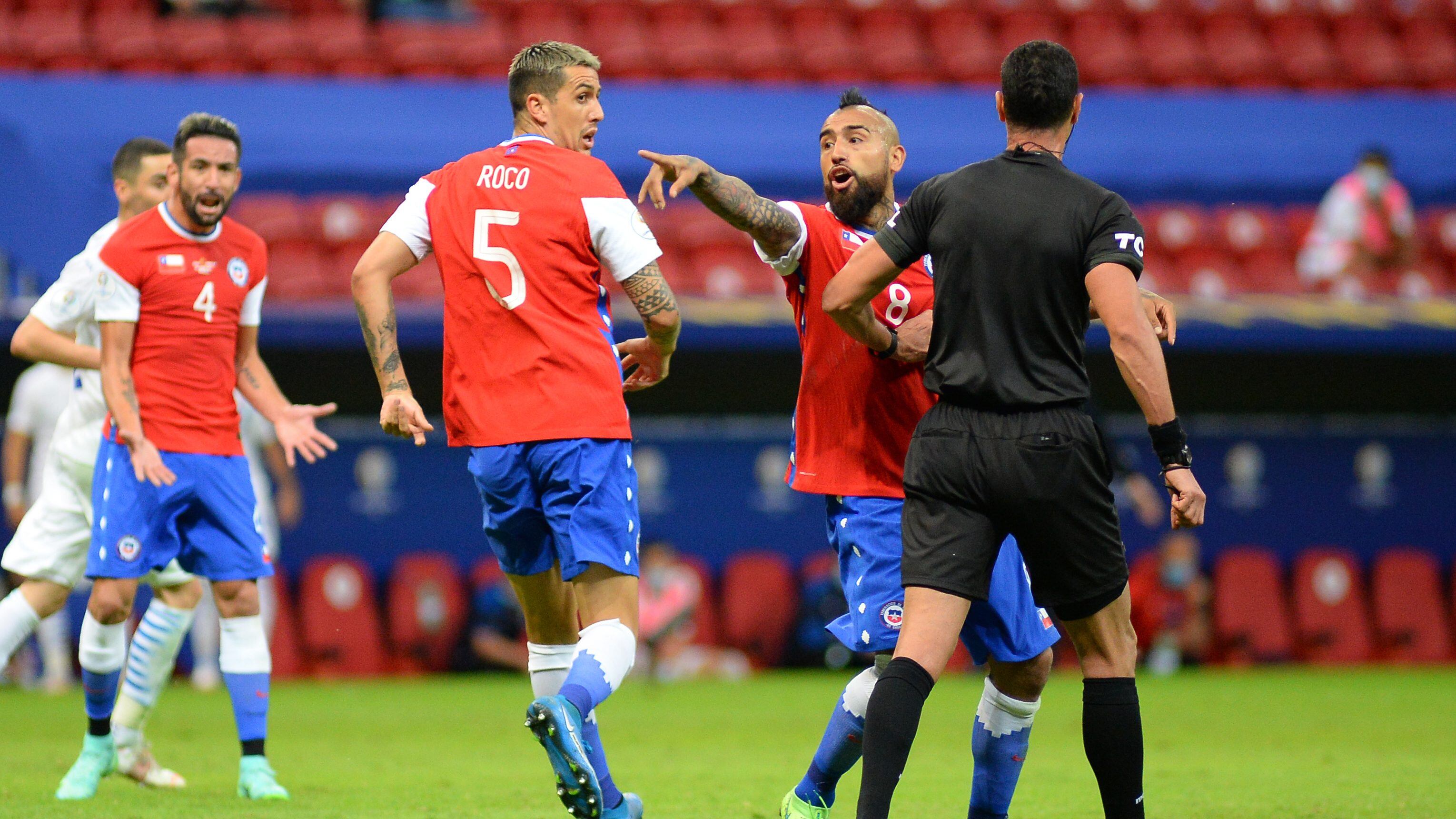 BRASILIA, BRAZIL - JUNE 24: Arturo Vidal of Chile reacts during a Group A match between Chile and Paraguay as part of Copa America Brazil 2021 at Mane Garrincha Stadium on June 24, 2021 in Brasilia, Brazil. (Photo by Andressa Anholete/Getty Images)