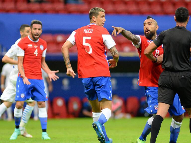 BRASILIA, BRAZIL - JUNE 24: Arturo Vidal of Chile reacts during a Group A match between Chile and Paraguay as part of Copa America Brazil 2021 at Mane Garrincha Stadium on June 24, 2021 in Brasilia, Brazil. (Photo by Andressa Anholete/Getty Images)