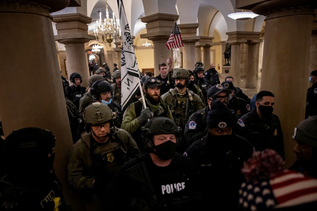 Los fanáticos de Donald Trump se pasean por el interior del congreso