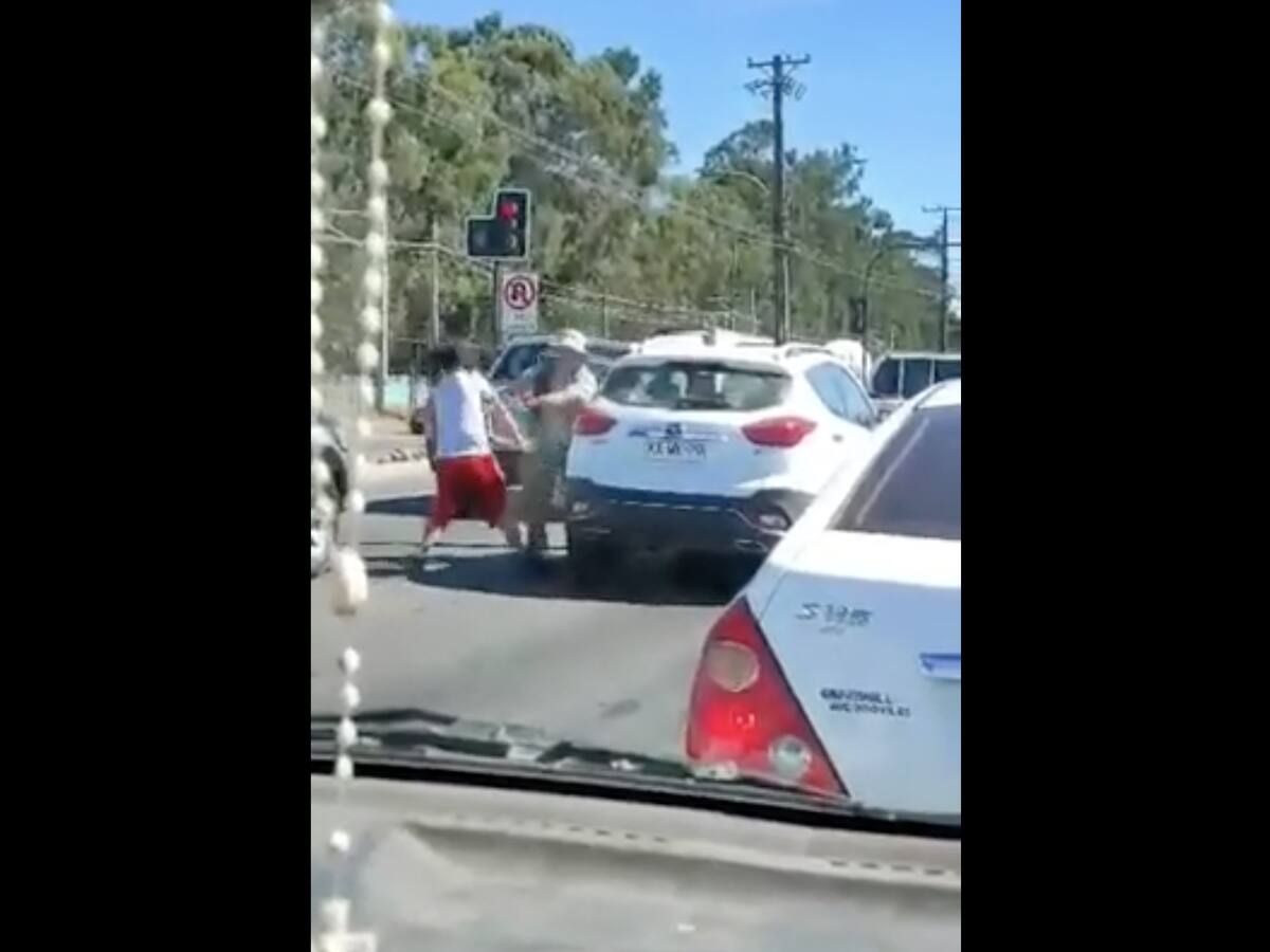 Hasta con un bate de béisbol: registran impactante pelea entre conductores en plena vía pública en San Pedro de la Paz