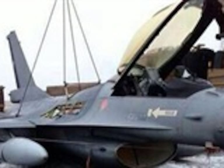 El aeropuerto de Antofagasta se encuentra cerrado tras reventón de neumático de un avión F-16
