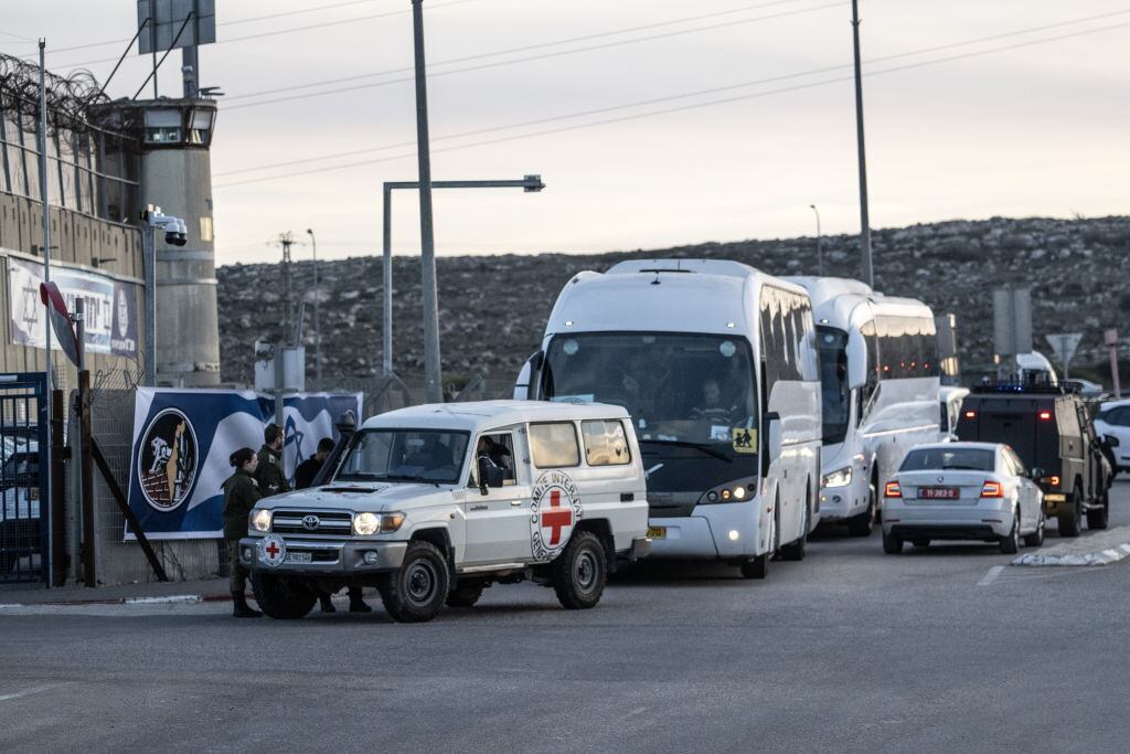 La Cruz Roja traslada hacia la Cisjordania invadida al grupo de los primeros 90 palestinos liberados por Israel