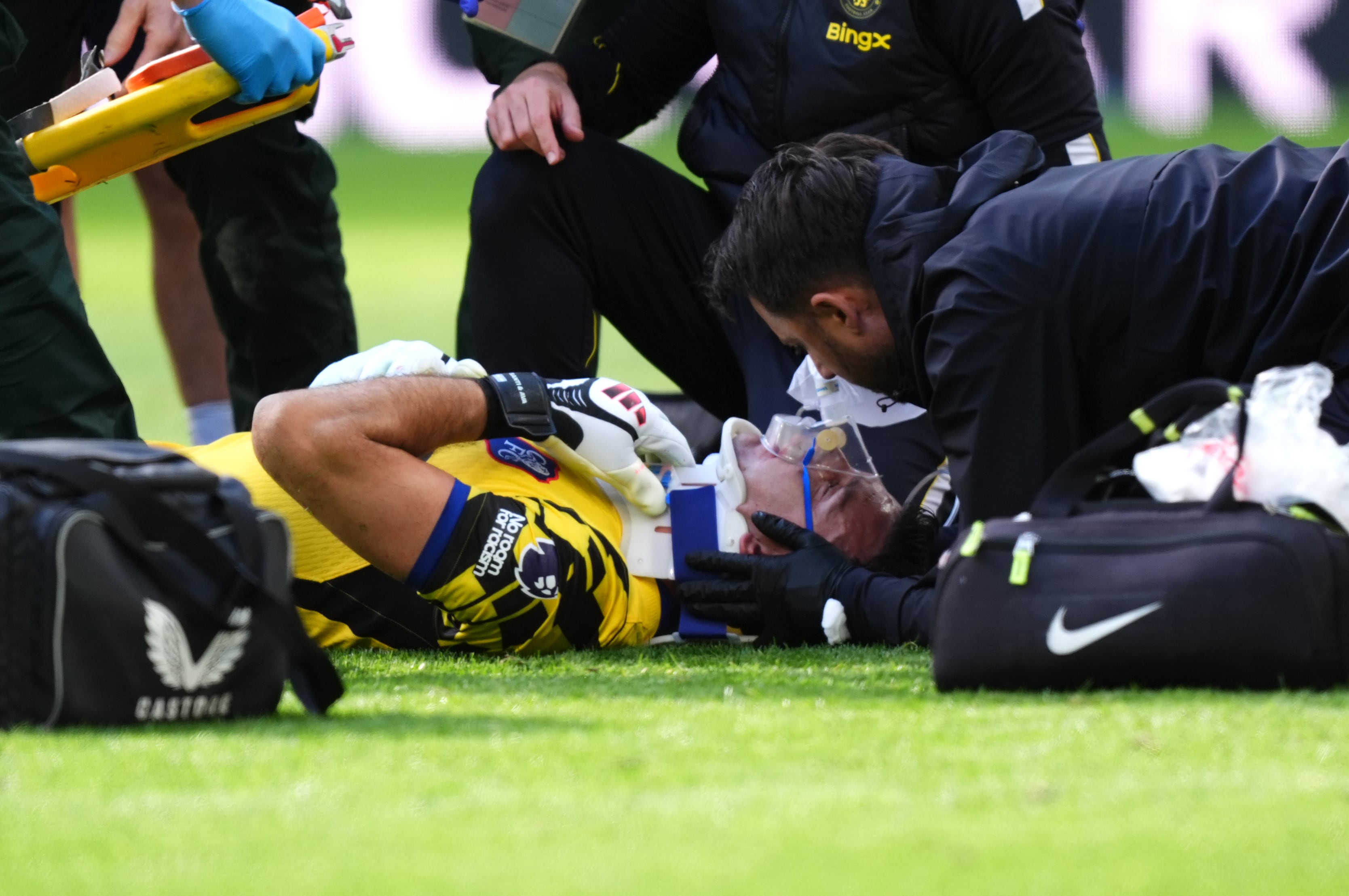 Dibu Martínez fue trasladado a un hospital tras un choque ante Everton