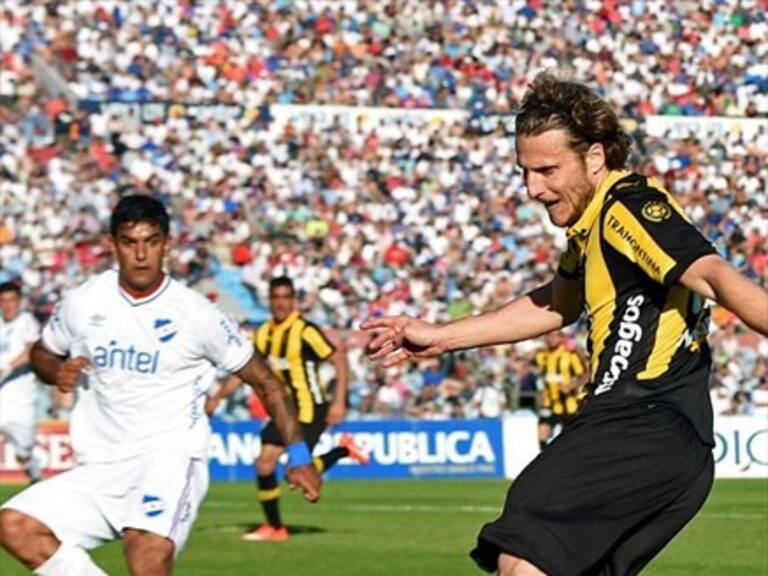 Suárez y medios saludan a la niña que le dio el triunfo a equipo de niños en el clásico uruguayo