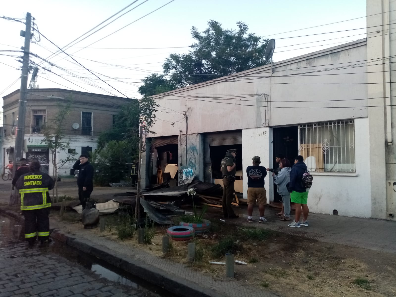 Durante el amanecer de esta jornada, voluntarios continuaban los trabajos. / ADN.cl