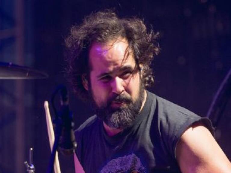 Baterista de The Killers cree que la pandemia por Covid-19 es «extrañamente sospechosa»