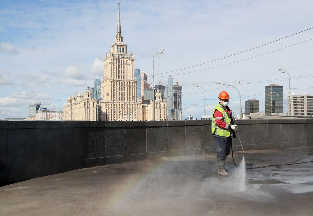 Un trabajador desinfecta un puente en Moscú