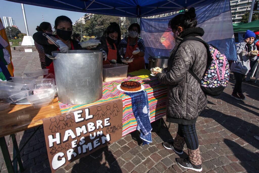 Organizaciones sociales realizan ollas comunes en los barrios de Argentina