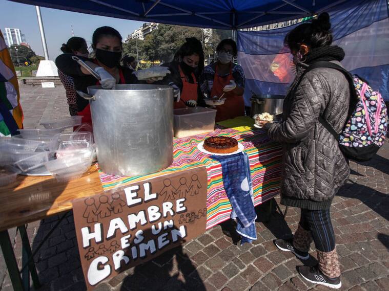 Organizaciones sociales realizan ollas comunes en los barrios de Argentina
