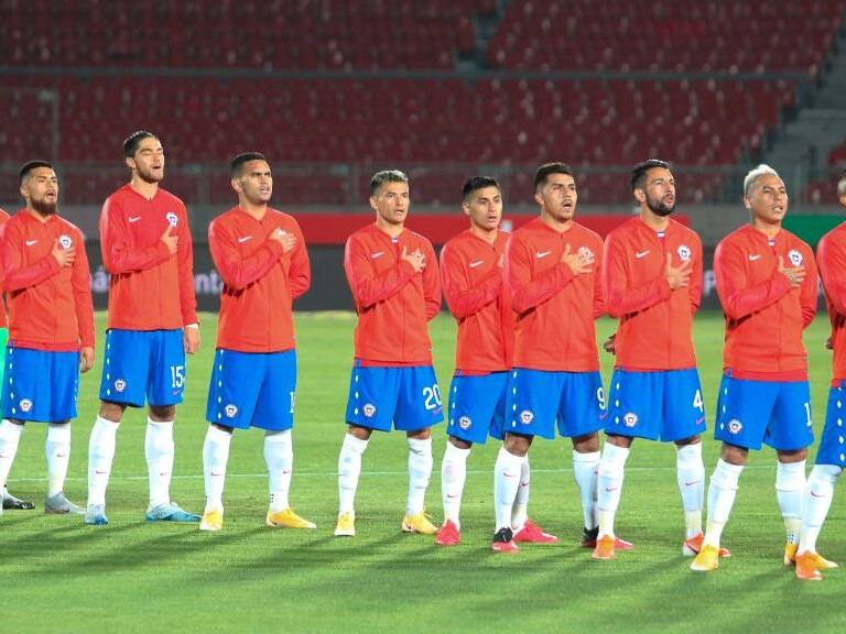 Chile&#039;s players sing the national anthem before the start of the 2022 FIFA World Cup South American qualifier football match between Chile and Colombia at the National Stadium in Santiago, on October 13, 2020, amid the COVID-19 novel coronavirus pandemic. (Photo by Esteban Felix / POOL / AFP) (Photo by ESTEBAN FELIX/POOL/AFP via Getty Images)