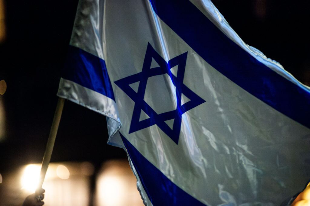 La bandera de Israel en una manifestación en la ciudad de Bogotá en Colombia, como apoyo a ese país en octubre de 2023.