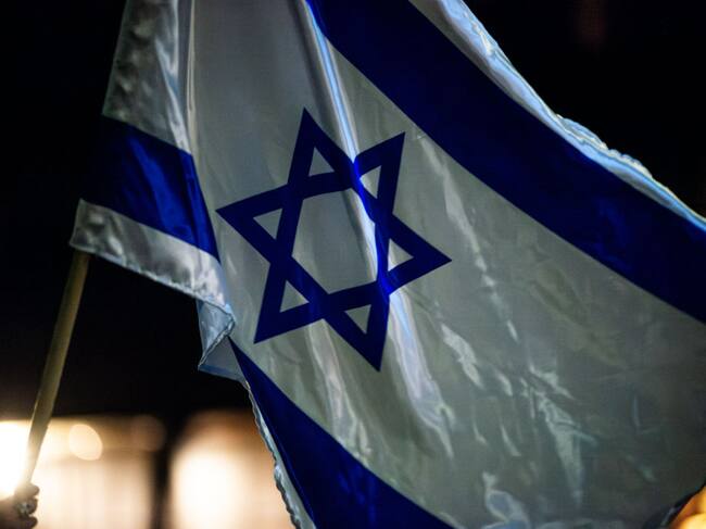 La bandera de Israel en una manifestación en la ciudad de Bogotá en Colombia, como apoyo a ese país en octubre de 2023.
