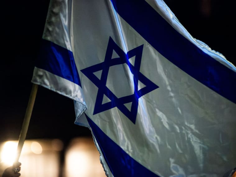 La bandera de Israel en una manifestación en la ciudad de Bogotá en Colombia, como apoyo a ese país en octubre de 2023.