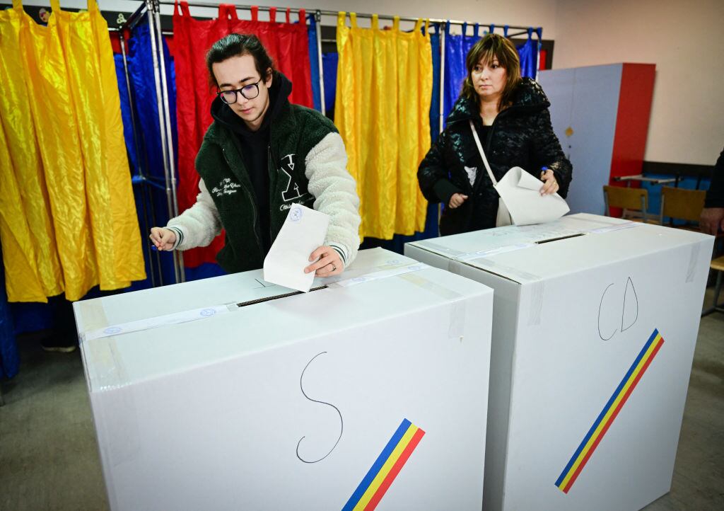 Las personas emiten sus sufragios en un centro de votación en la ciudad de Bucarest por las elecciones en Rumania