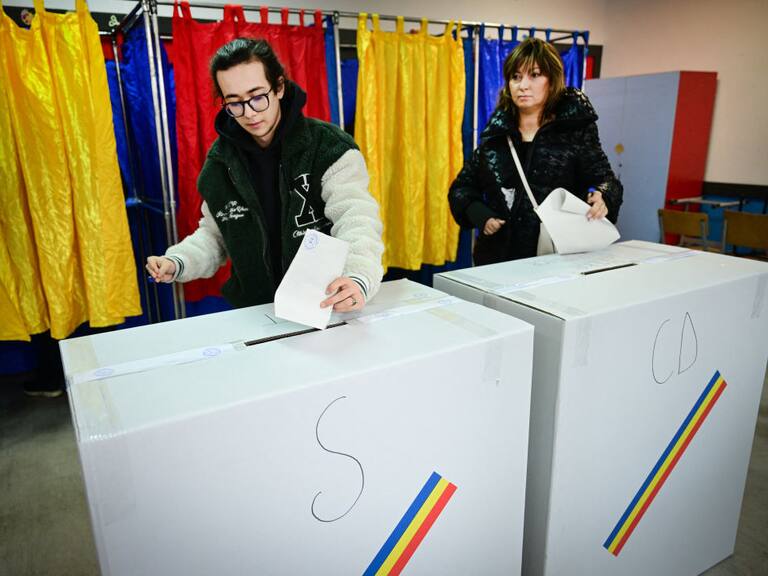 Las personas emiten sus sufragios en un centro de votación en la ciudad de Bucarest por las elecciones en Rumania