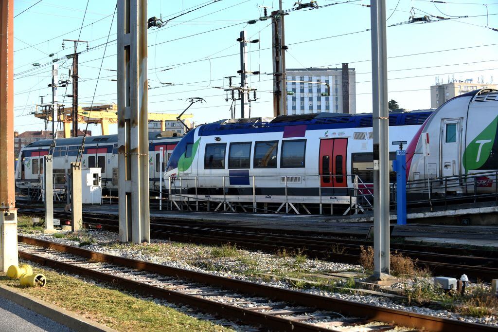 Un tren de la SNFC detenido en las cercanías de París