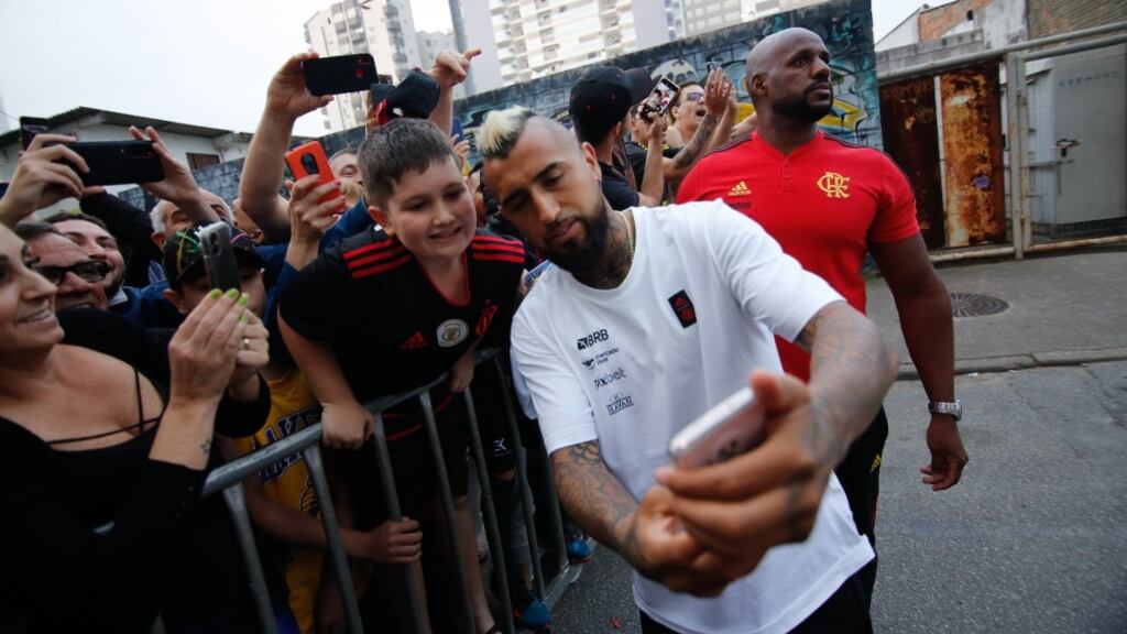 ¿Dónde y quién transmite en vivo el eventual debut de Arturo Vidal en Flamengo?