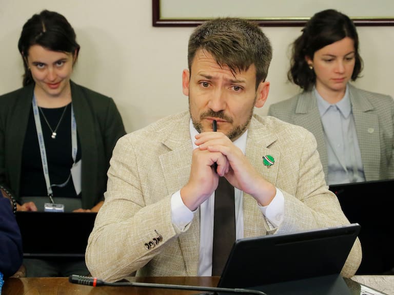 Tras fallida sesión por falta de quorum: Pardow acusa “falsedades” en la AC en su contra