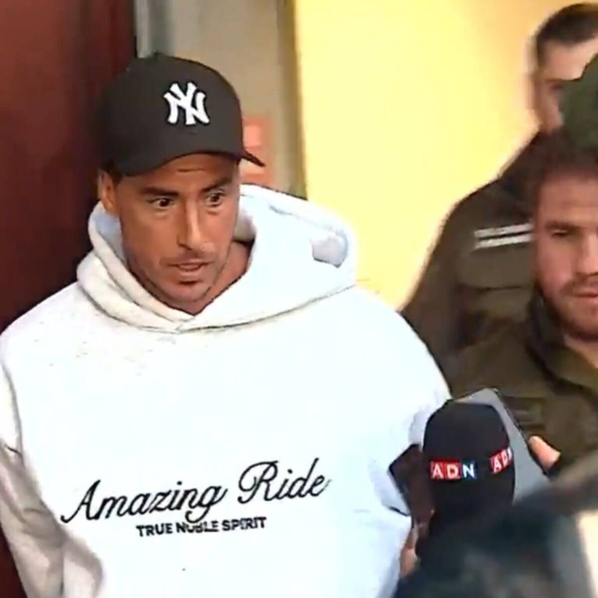 Camilo Huerta es detenido en aeropuerto de Santiago por operativo “Imperio de Ámsterdam”: “Es un montaje”