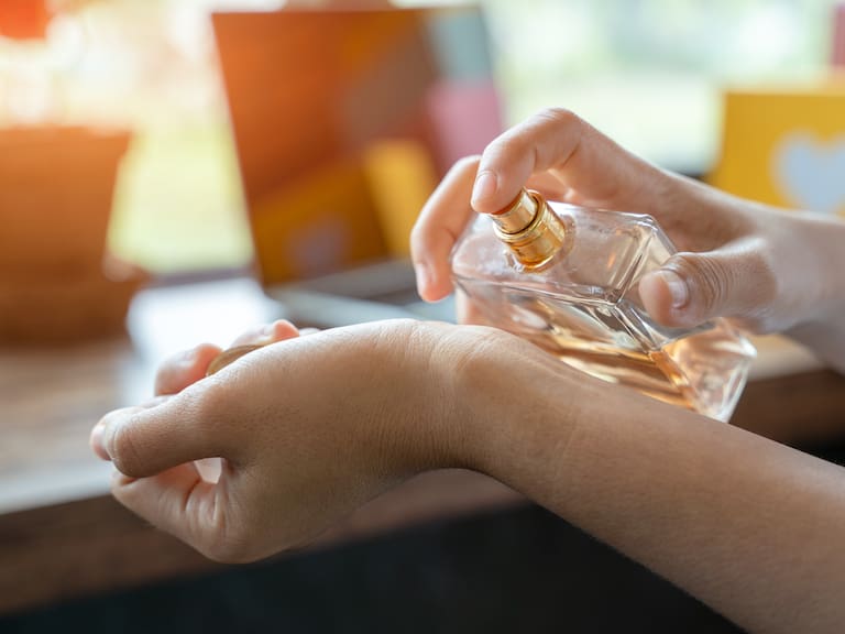 Estos son los perfumes más sexy para los chilenos, según Cadem