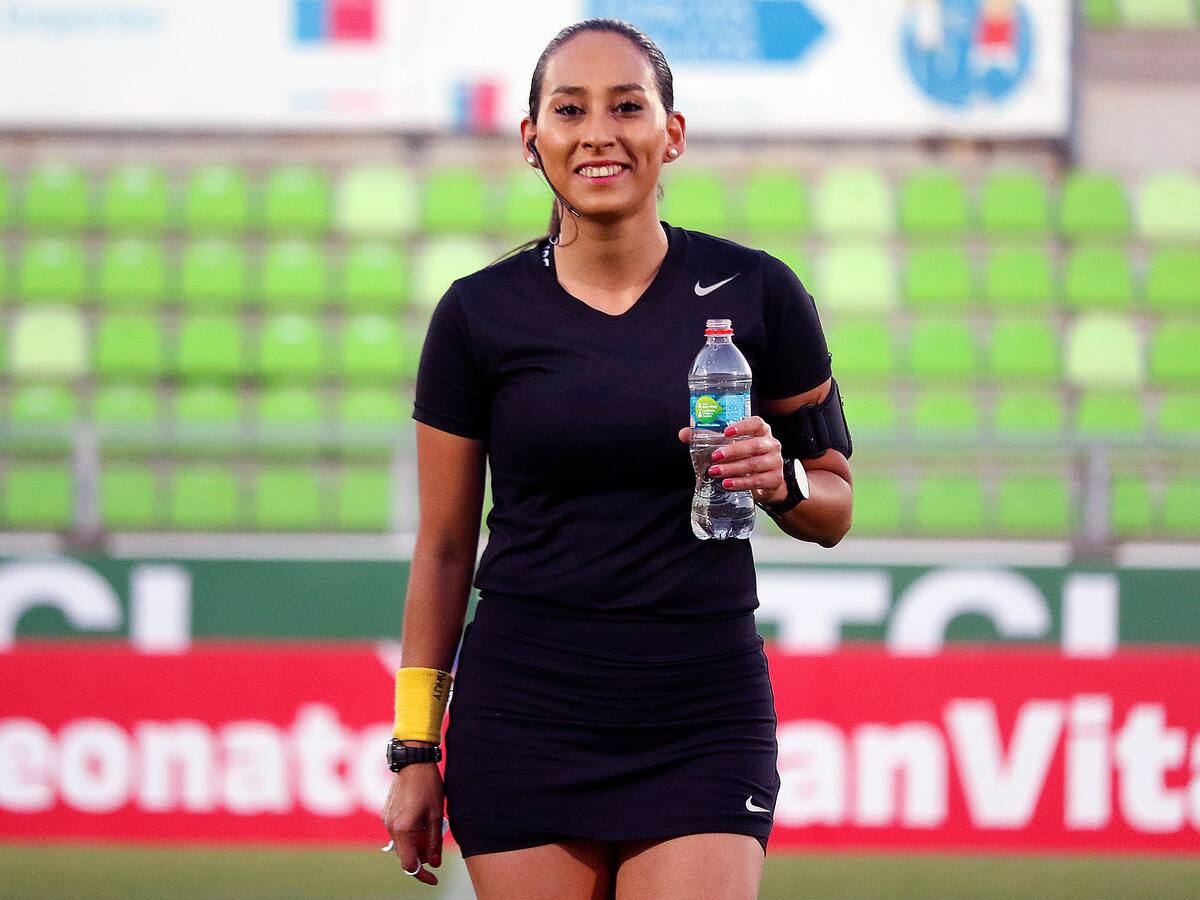 Cindy Nahuelcoy vuelve a las canchas para arbitrar partido entre creadores de contenido de Chile y Argentina