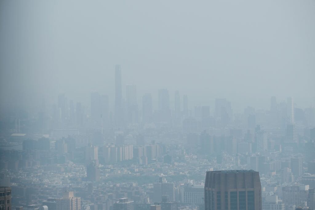 La zona de Manhattan queda cubierta de humo en la ciudad de Nueva York