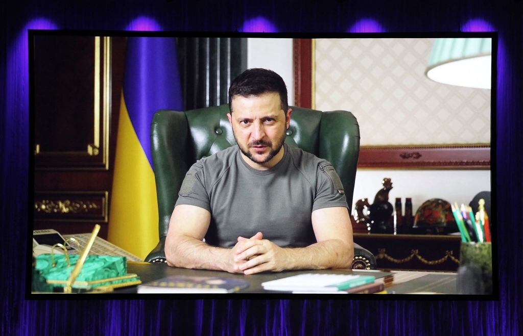 El presidente de Ucrania, Volodimir Zelensky, enviando un mensaje