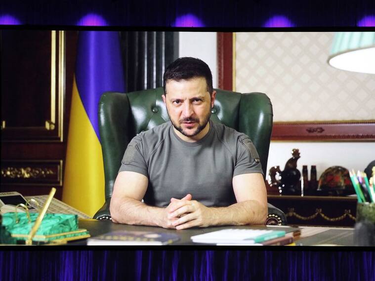 El presidente de Ucrania, Volodimir Zelensky, enviando un mensaje