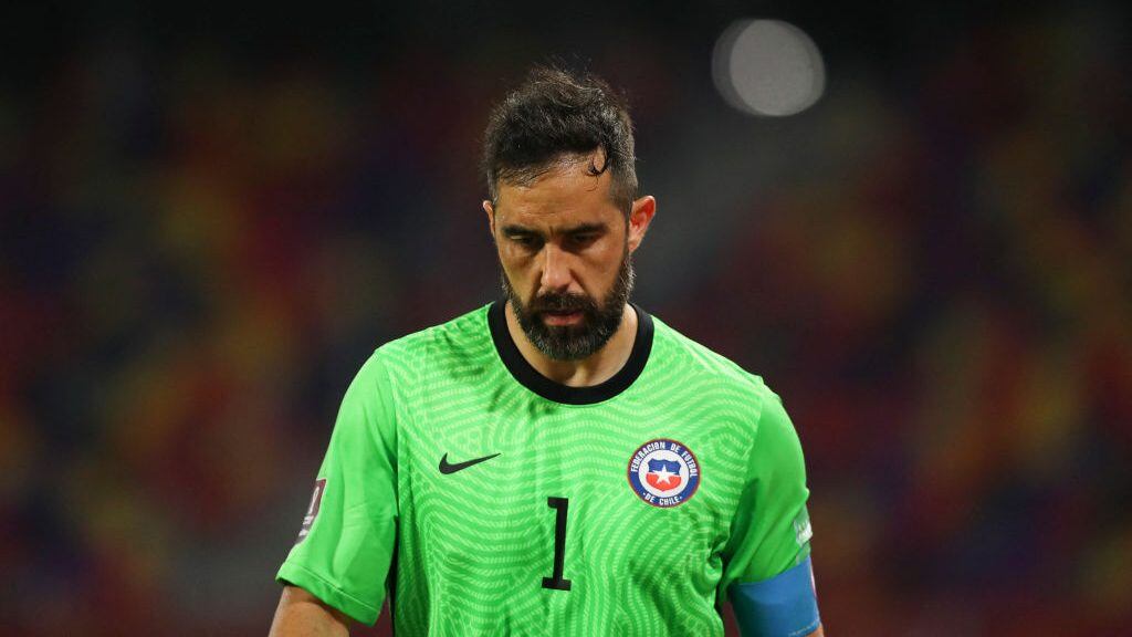 La crítica de Claudio Bravo tras el empate ante Bolivia: "Es extraño que nos toque el mismo árbitro que fue castigado después de lo de Uruguay"