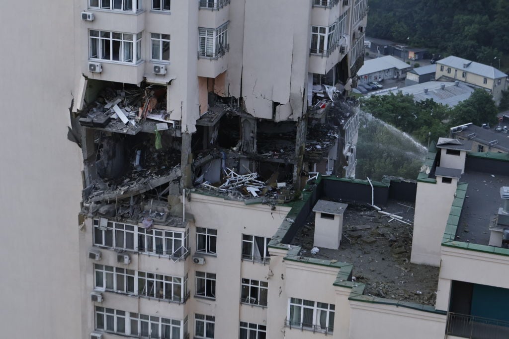 Un proyectil impacta un edificio de gran altura en Kiev de Ucrania