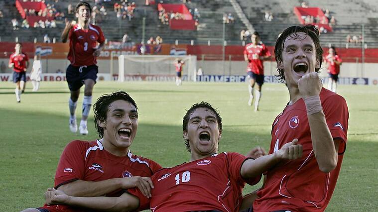 Asuncion, PARAGUAY: Chile's Juan Pablo Arenas (C) celebrates with teammates Jaime Grondona (L) and Nicolas Medina after scoring against Paraguay during their South American Under-20 championship soccer match in Asuncion, Paraguay, 28 January 2007. AFP PHOTO/Juan MABROMATA (Photo credit should read JUAN MABROMATA/AFP via Getty Images)