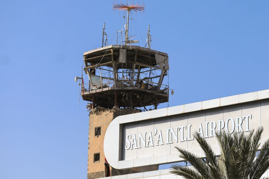 La torre de control destruida en el aeropuerto de Saná en Yemen tras un nuevo ataque militar de Israel